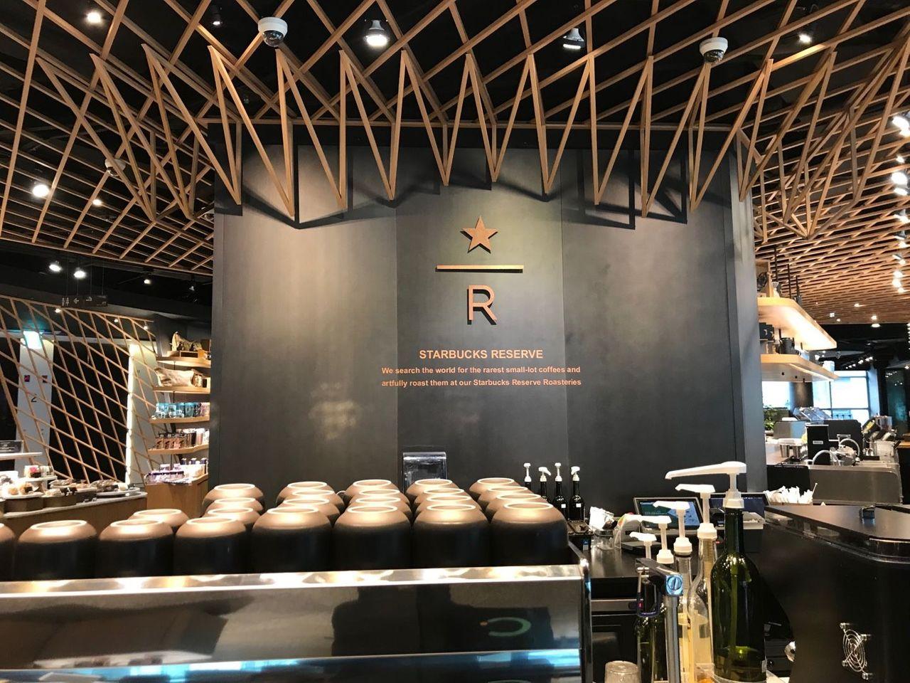 星巴克The鐘路店的高架樓梯，特色設計增加空間感。